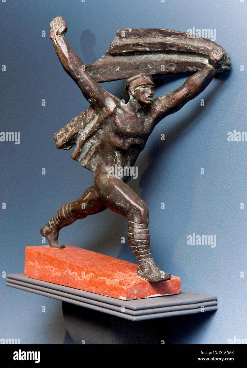 Il 12 Dic. 2012 - La città di Culver, CA, USA - un bronzo e marmo scultura di commemorazione ungherese leader comunista Bela Kun in mostra presso il Museo Wende. Il museo ospita il mondo raccolta preminente dell'era comunista e la Guerra Fredda gli artefatti. La Wende (''punto di svolta" in tedesco), è una collezione di ricerca basati e istituto di istruzione che rende le sue risorse a disposizione degli studiosi, ma è anche aperto al pubblico. La raccolta comprende più di 100.000 oggetti, tra cui propaganda politica, dispositivi di sorveglianza, uniformi militari, glasnost banner, libri, film, artwork dissidente, j Foto Stock
