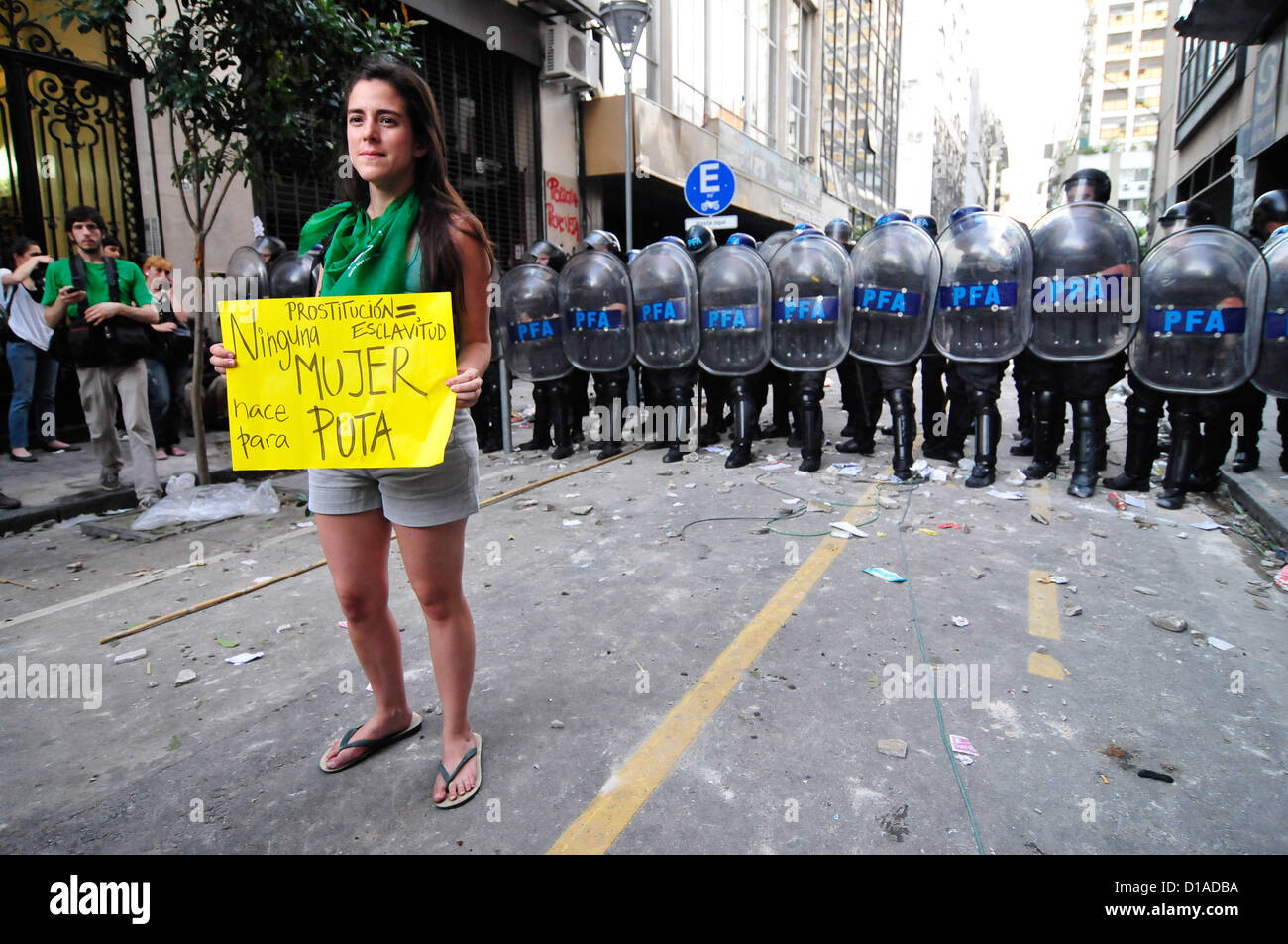 Il 12 Dic. 2012 - Buenos Aires, Buenos Aires, Argentina - i dimostranti si sono scontrati con la polizia dopo la marcia verso la provincia di Tucuman rappresentanza a Buenos Aires per protestare Marita Veron il caso della frase. Marita Veron è stato rapito e sessualmente schiavo in aprile 2002, e non è mai stata trovata. Frustrato dalla mancanza di interesse da parte della giustizia e della polizia, sua madre, Susana Trimarco, ha condotto un indagine personale che portò all'Argentina del nord-est infine inviato alla giustizia 13 persone coinvolte nel rapimento e la vendita di sua figlia. Dopo dieci mesi di prova, i giudici infine Foto Stock