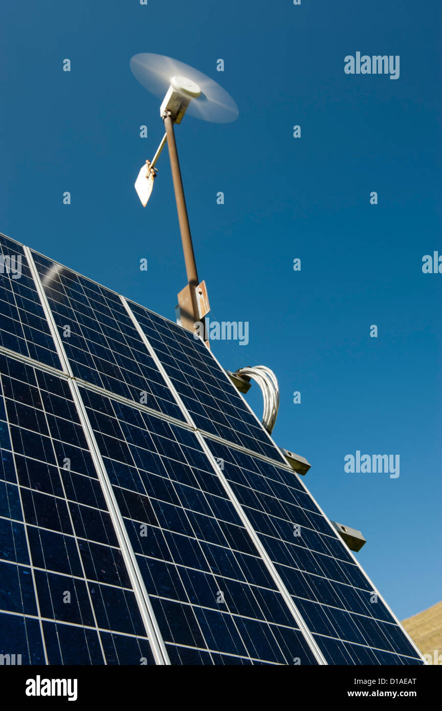 Combinazione di energia solare ed eolica sfruttamento per la produzione di energia elettrica a un serbatoio remoto nella valle di Elan Foto Stock