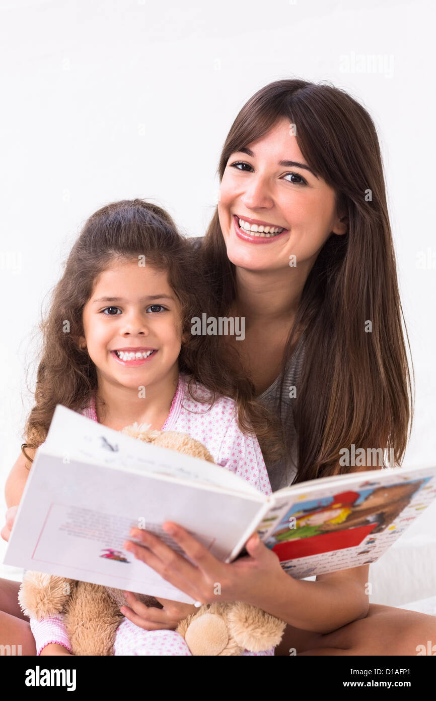 Madre e figlia storybook di lettura Foto Stock