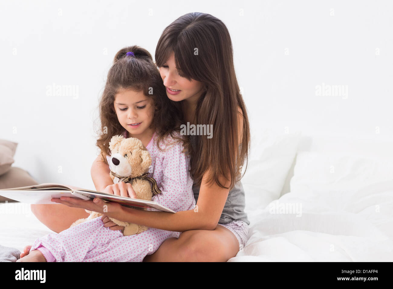 Madre e figlia insieme di lettura Foto Stock