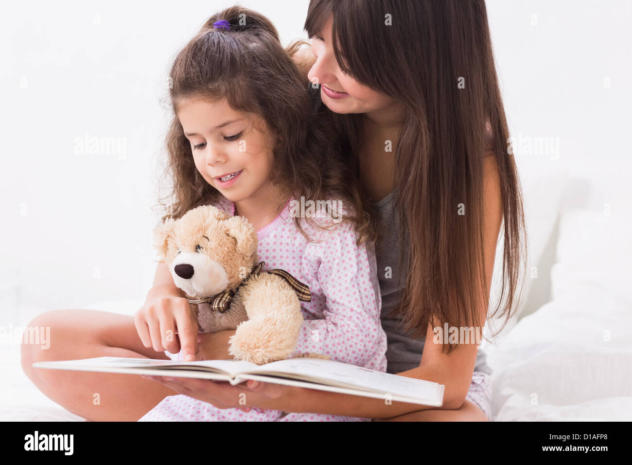 Madre e figlia e la lettura di un libro delle fiabe Foto Stock