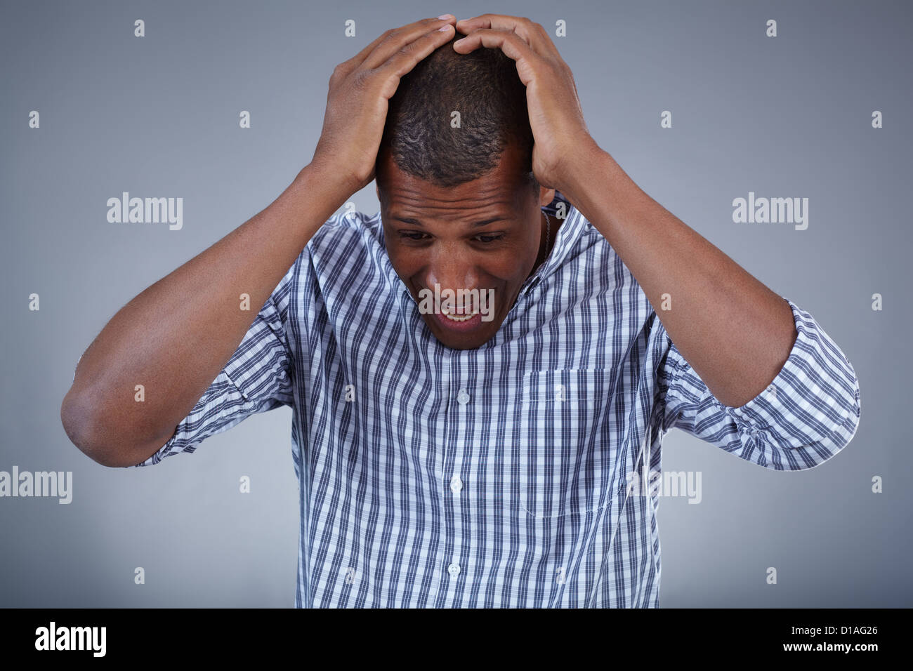 Immagine del giovane africano tenendo la sua testa in stupore Foto Stock