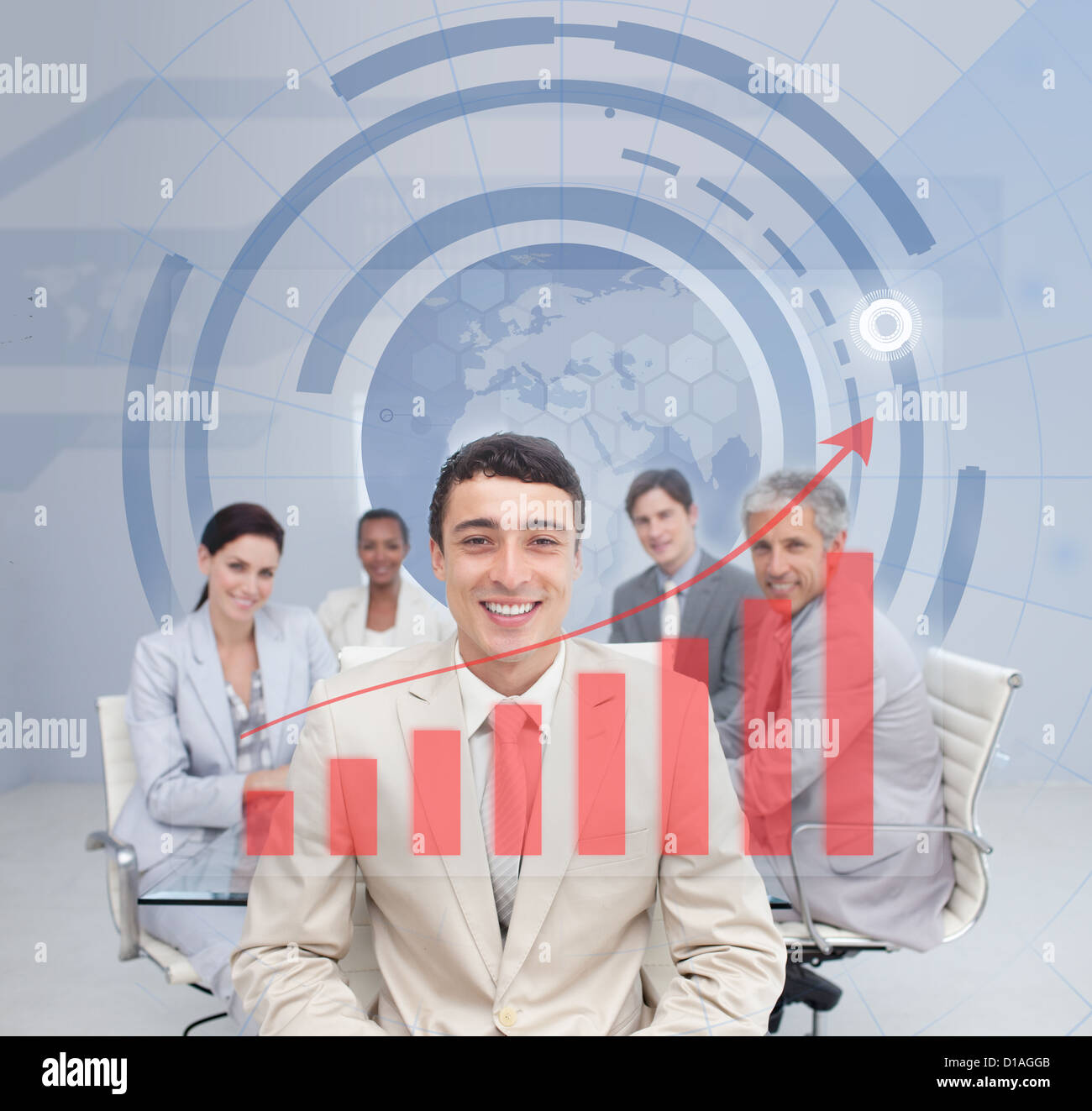 Schermo digitale che mostra il grafico rosso a un team aziendale Foto Stock