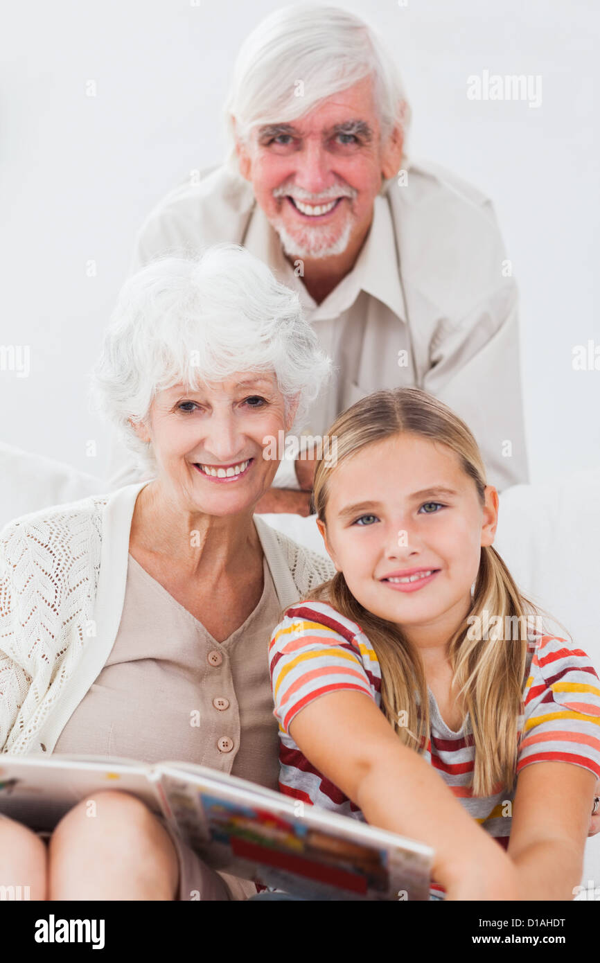 Poco ragazza sorridente con i nonni Foto Stock