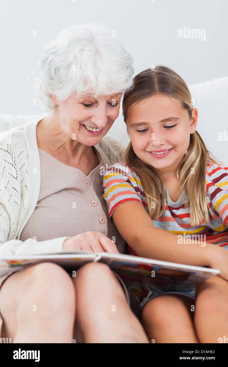 Bambina di lettura con la nonna Foto Stock