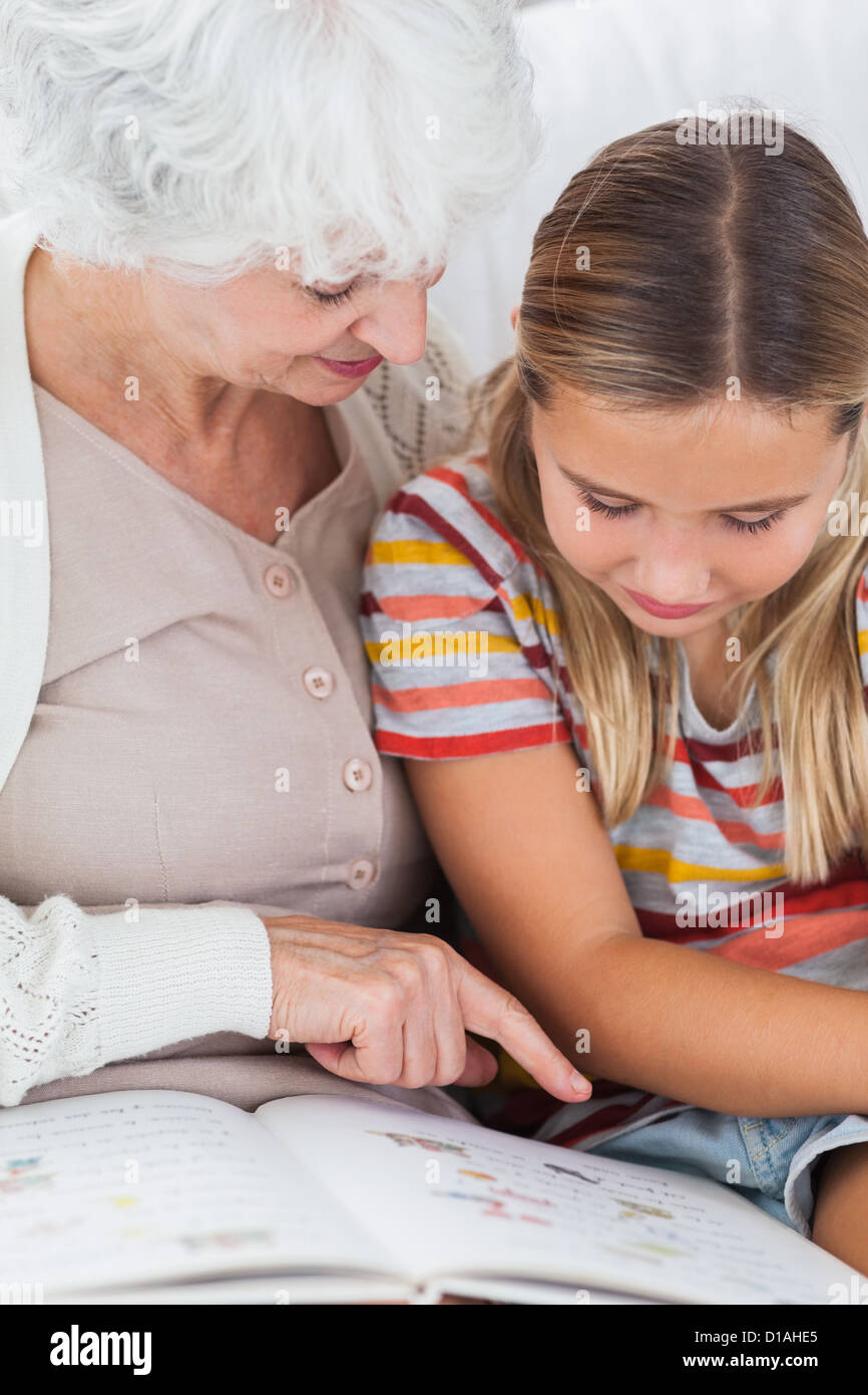 Lettura della ragazza con la nonna Foto Stock