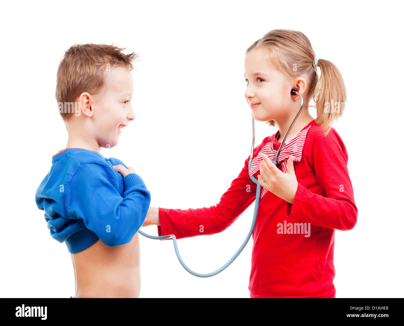 Fratello e Sorella di riproduzione di un medico con stetoscopio - isolato su bianco Foto Stock