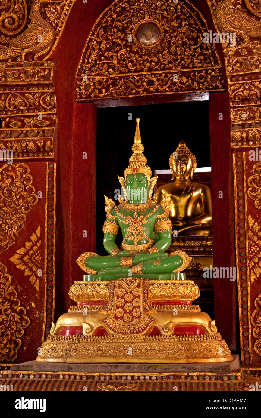 Il Buddha di Smeraldo all'interno di Wat Chedi Luang, Chiang Mai, Thailandia Foto Stock