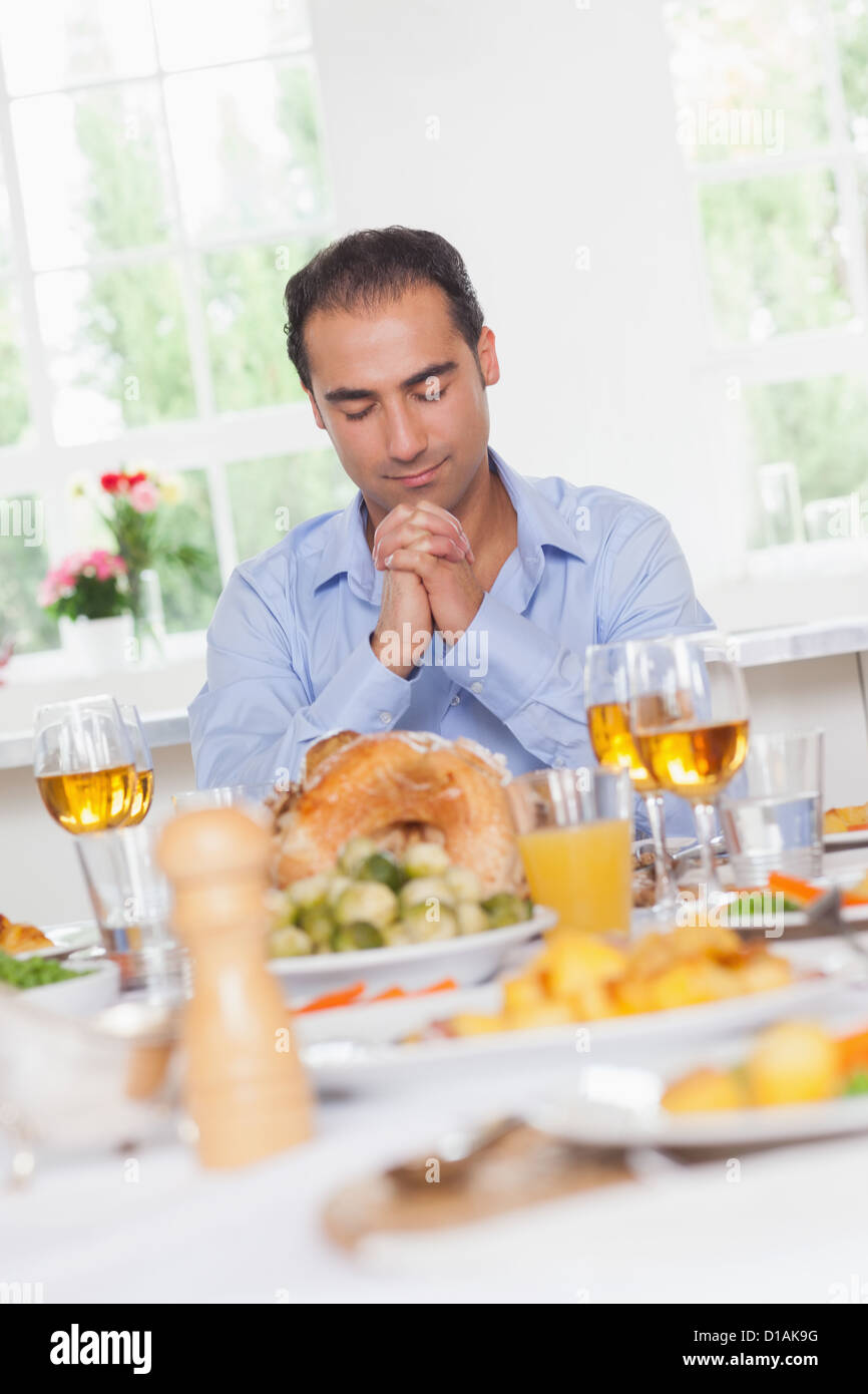 L'uomo dicendo grazia prima di cena Foto Stock