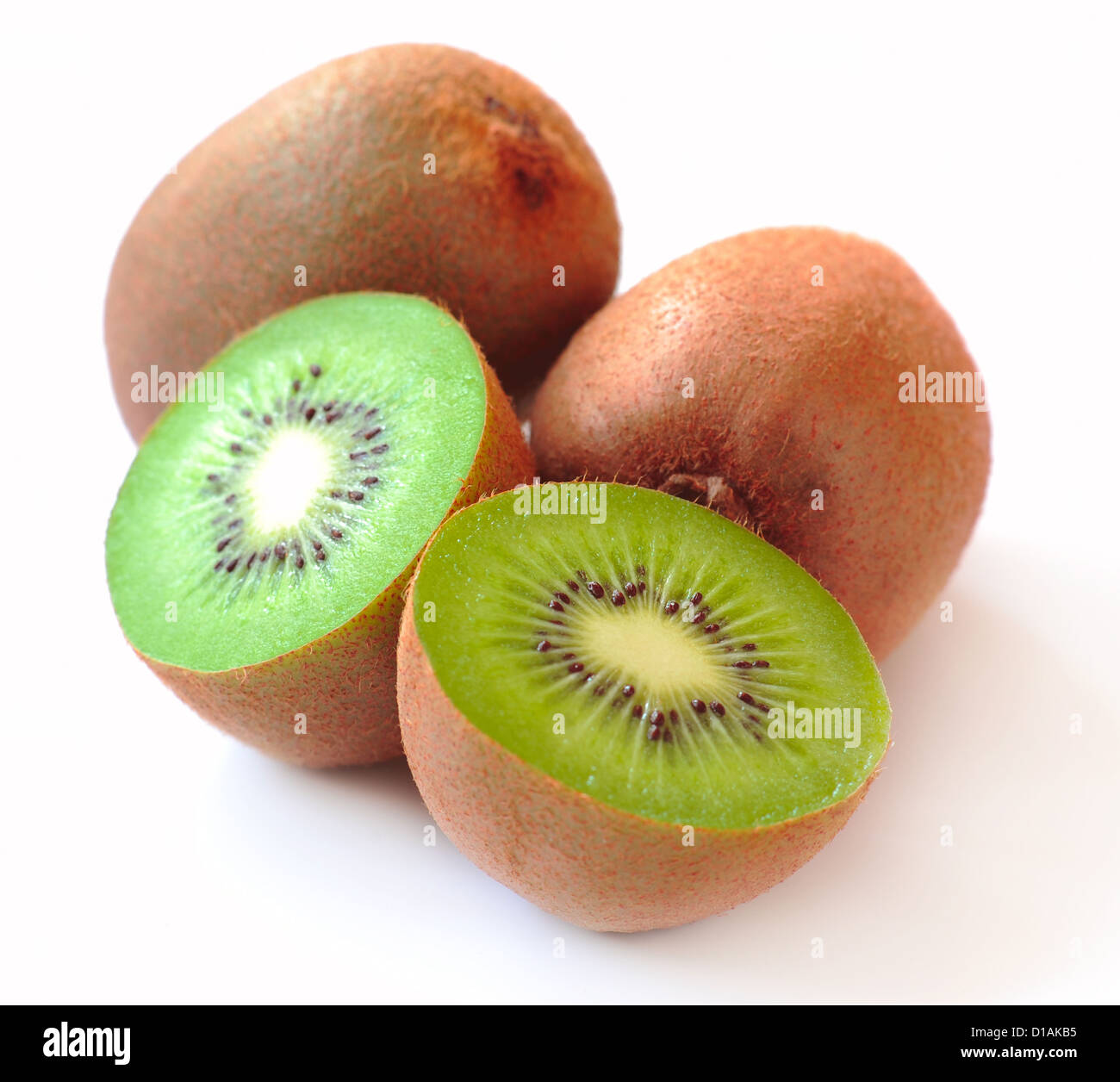 Ripe kiwi e segmento su sfondo bianco Foto Stock