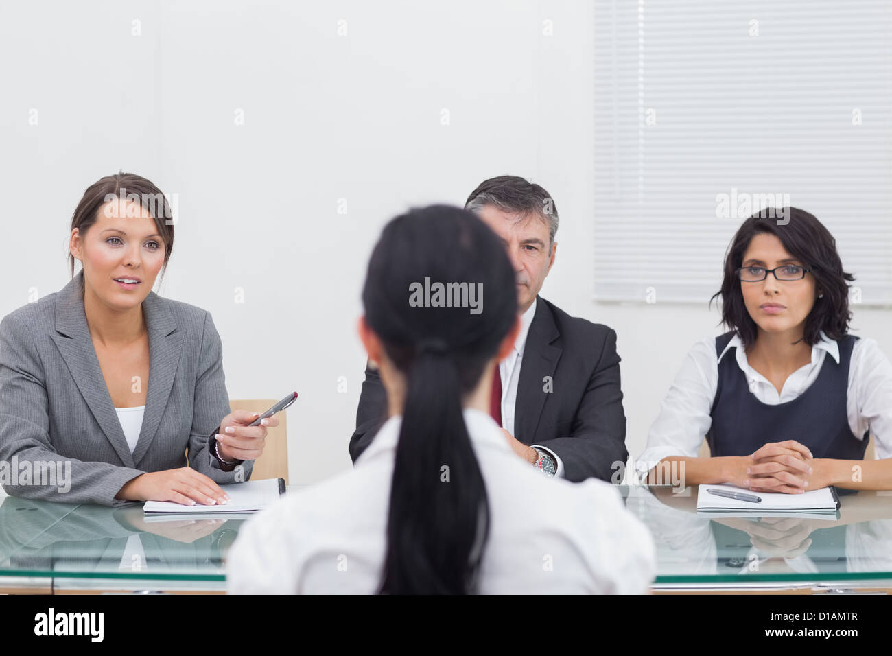 Tre persone di affari mani di piegatura in piccole sale riunioni Foto Stock