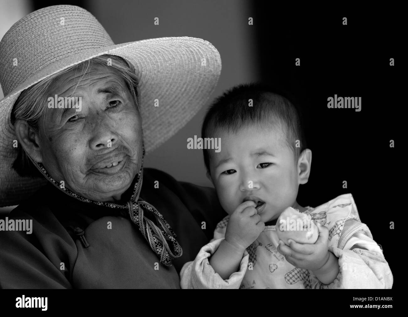 Nonna e Baby, Xizhou, nella provincia dello Yunnan in Cina Foto Stock