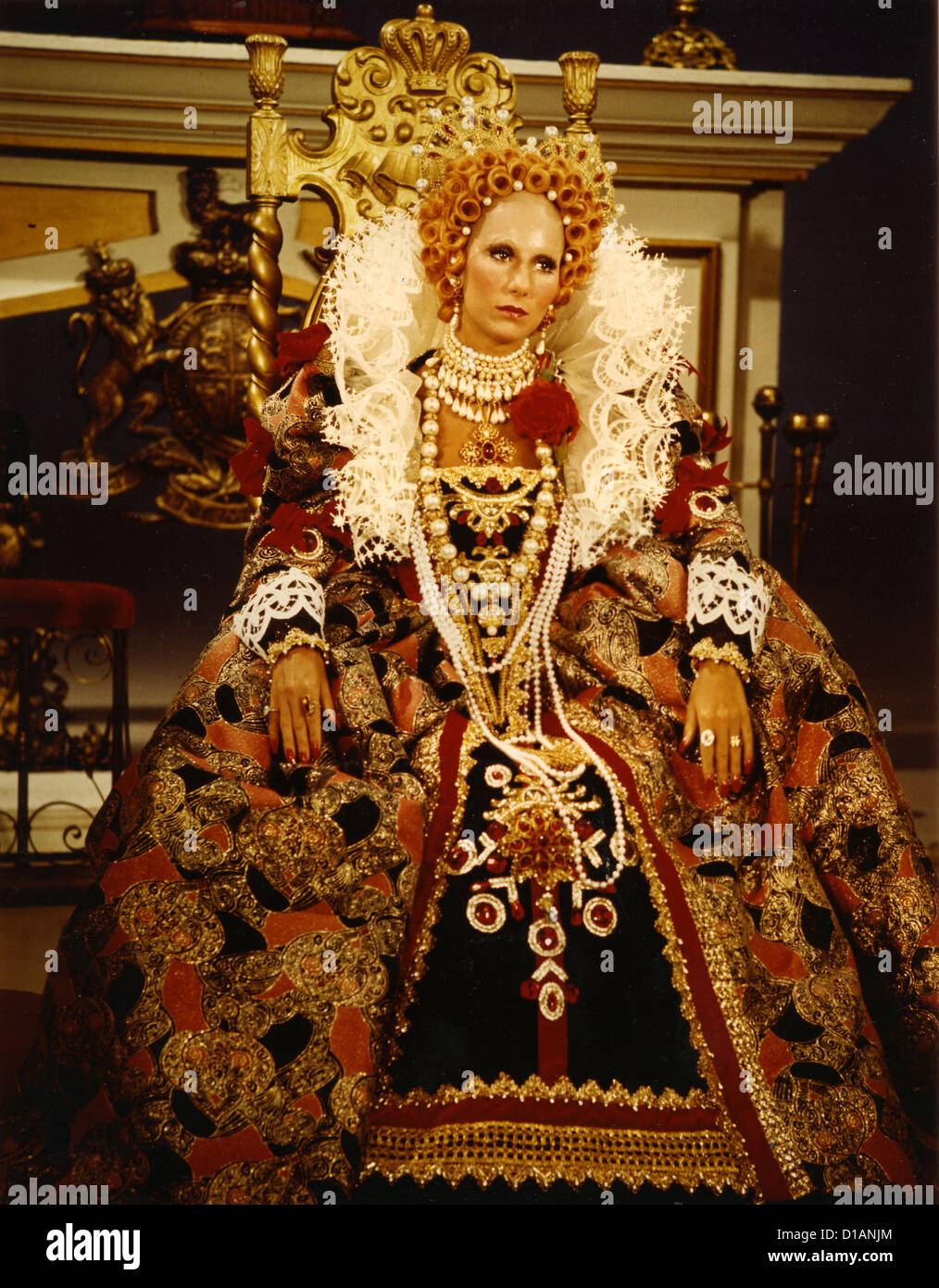 CHER cantante statunitense come la regina Elisabetta I sulla Sonny & Cher mostra sulla televisione statunitense 1976-1977 Foto Stock