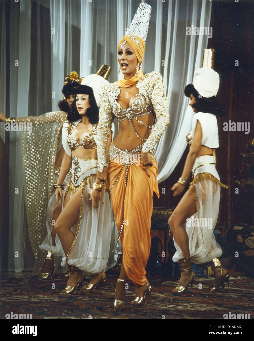 CHER cantante statunitense come Carmen Miranda sul Sonny & Cher mostra sulla televisione statunitense 1976-1977 Foto Stock