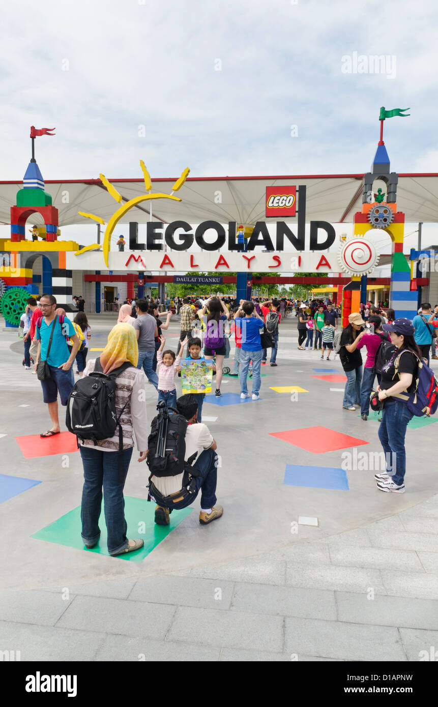 La gente di fronte al parco divertimenti di Legoland Malaysia segno di scattare una foto Foto Stock