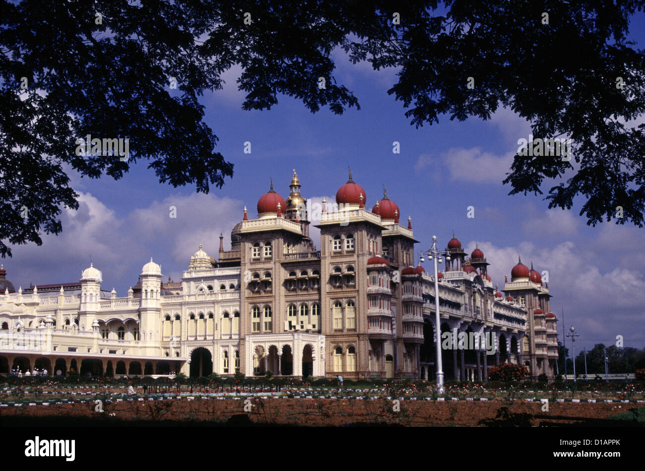 Vista del Palazzo di Mysore la residenza ufficiale e la sede del Wodeyars - i governanti di Mysore nella città di Mysore in Karnataka, India meridionale Foto Stock