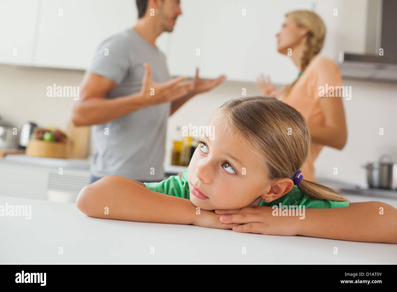 Arrabbiato sostenendo i genitori dietro una ragazza triste Foto Stock