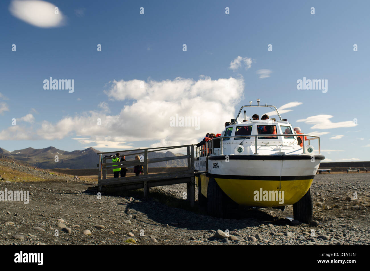 Barca itinerario turistico attraverso Jökulsarlón laguna glaciale. L'Islanda Foto Stock