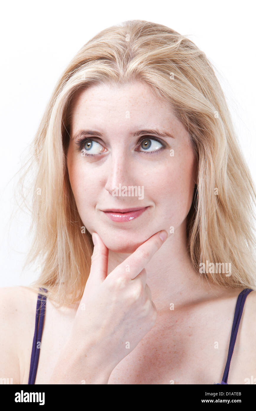Considerato giovane donna h sul mento che guarda lontano Foto Stock
