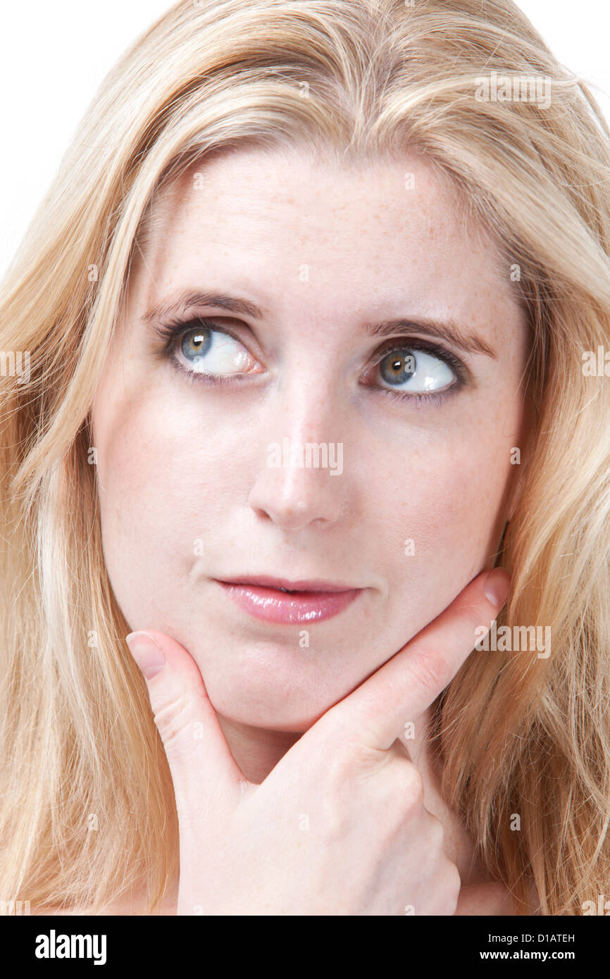Considerato giovane donna h sul mento che guarda lontano Foto Stock