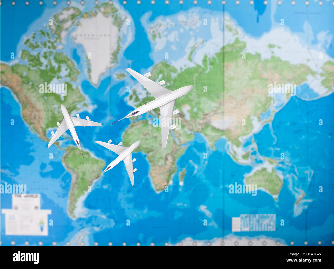 Modello di aerei in volo in direzione diversa sulla mappa del mondo Foto Stock