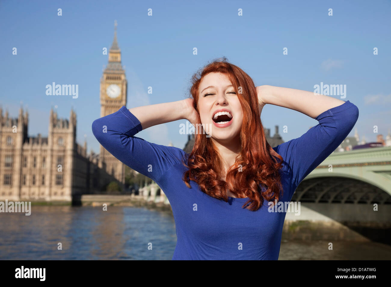 Arrabbiato giovane donna le mani sulla testa urlando Big Ben clock tower Foto Stock