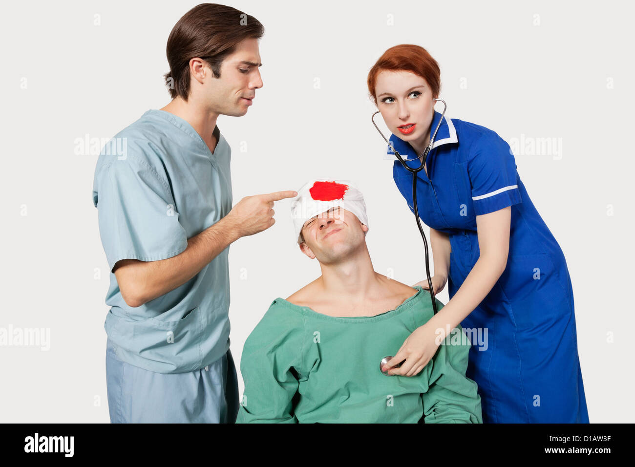 Maschio Femmina medico infermiere esaminando un paziente ferito Foto Stock