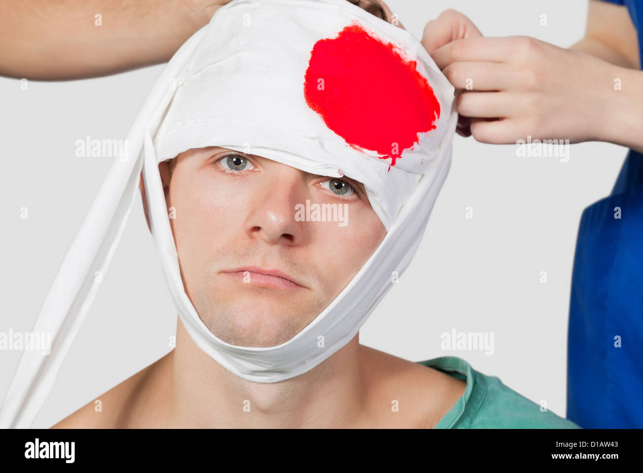 Ritratto di feriti giovane uomo che viene trattata da medici Foto Stock