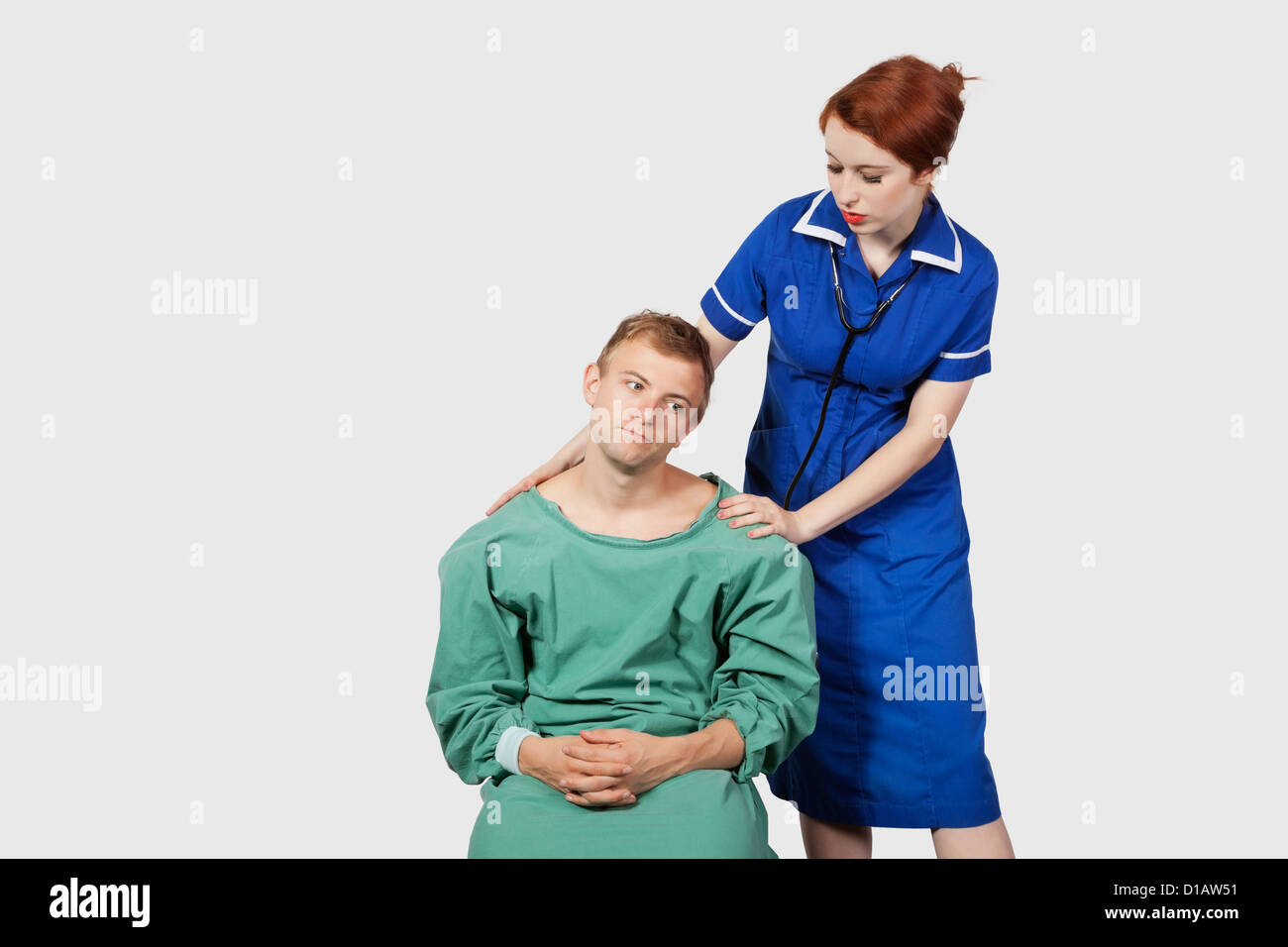 Femmina consolante infermiere paziente di sesso maschile Foto Stock