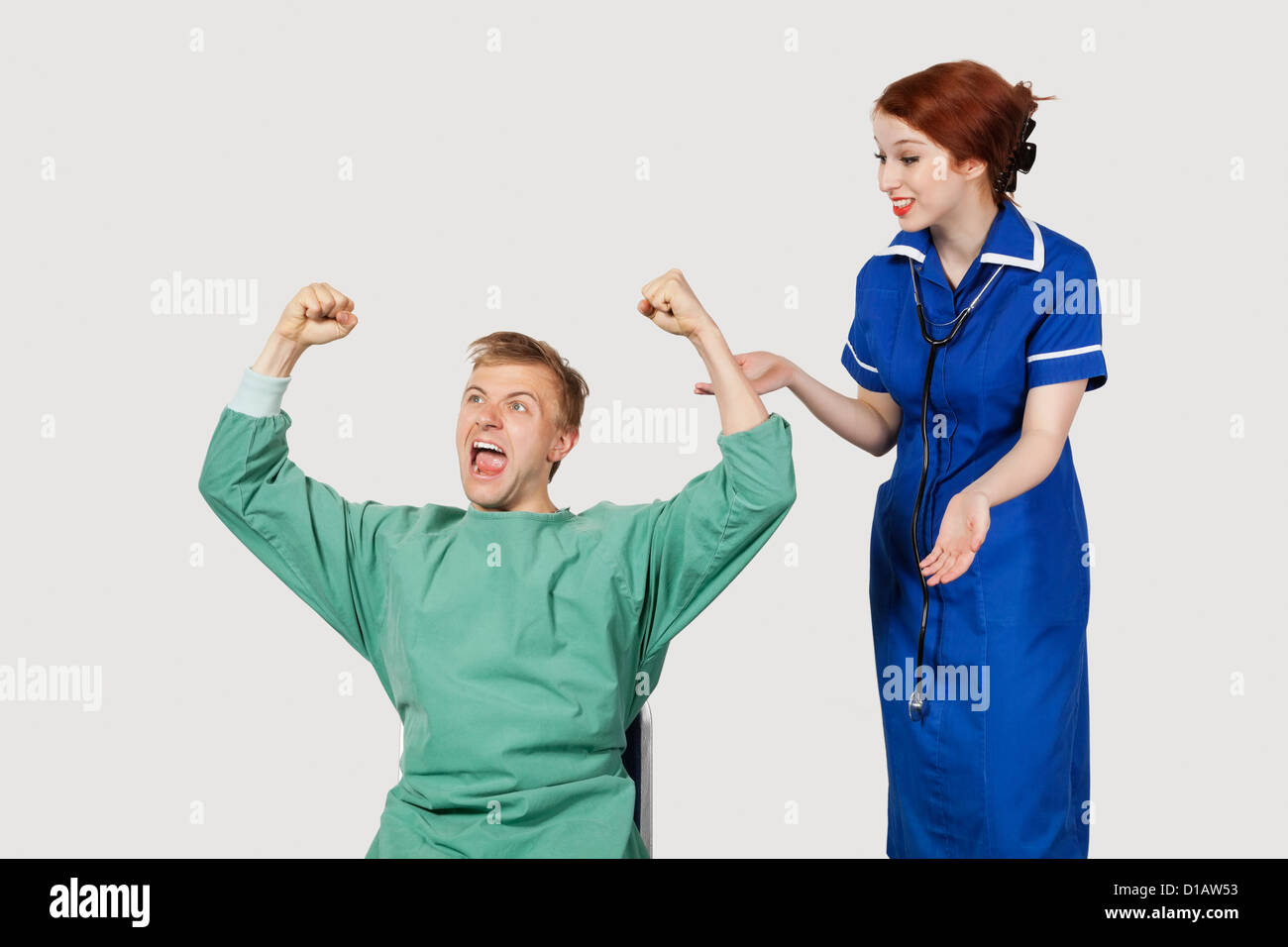 Giovane maschio femmina paziente infermiere per celebrare il successo Foto Stock