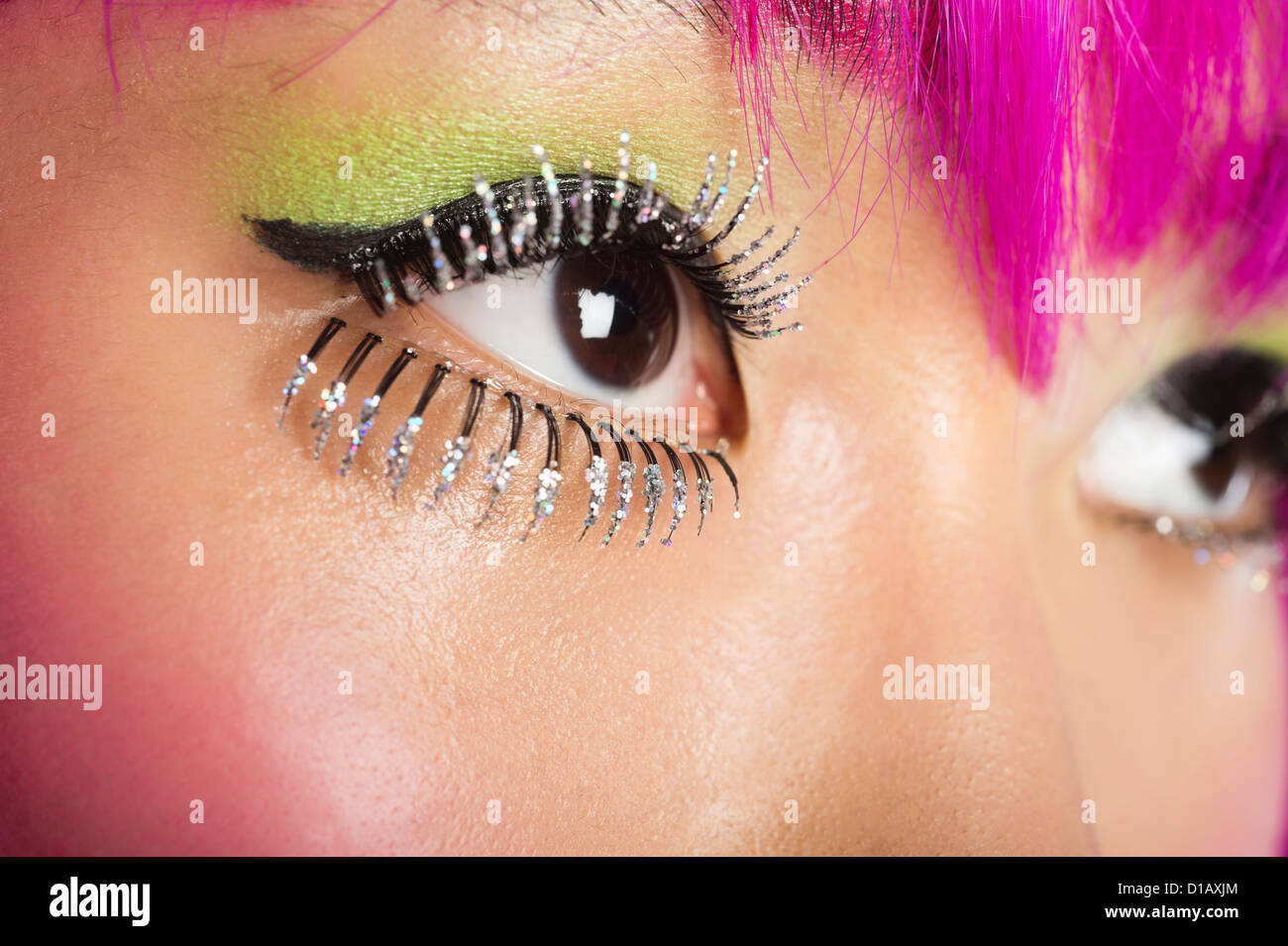 Extreme giovani funky volto di donna ciglia finte Foto Stock