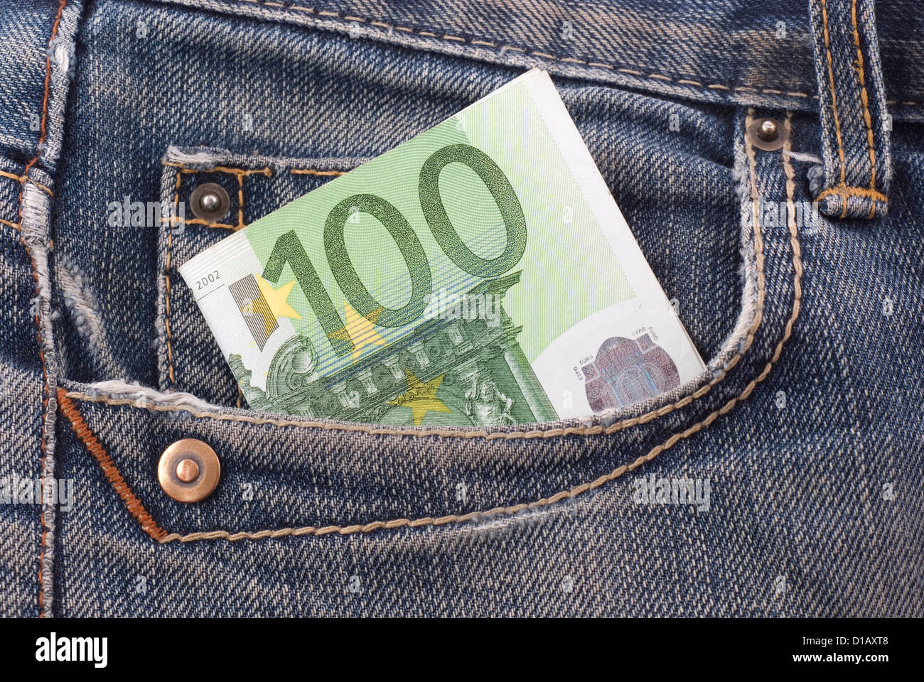 Un centinaio di banconote in euro nella tasca dei jeans. Foto Stock