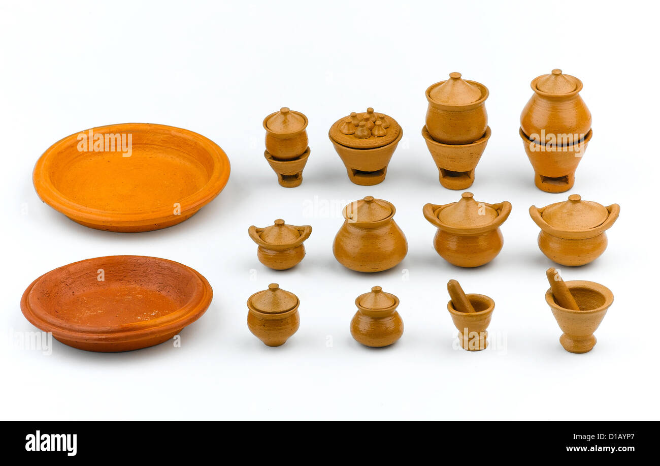 Artigianato asiatico argilla terracotta giocattoli isolato Foto Stock