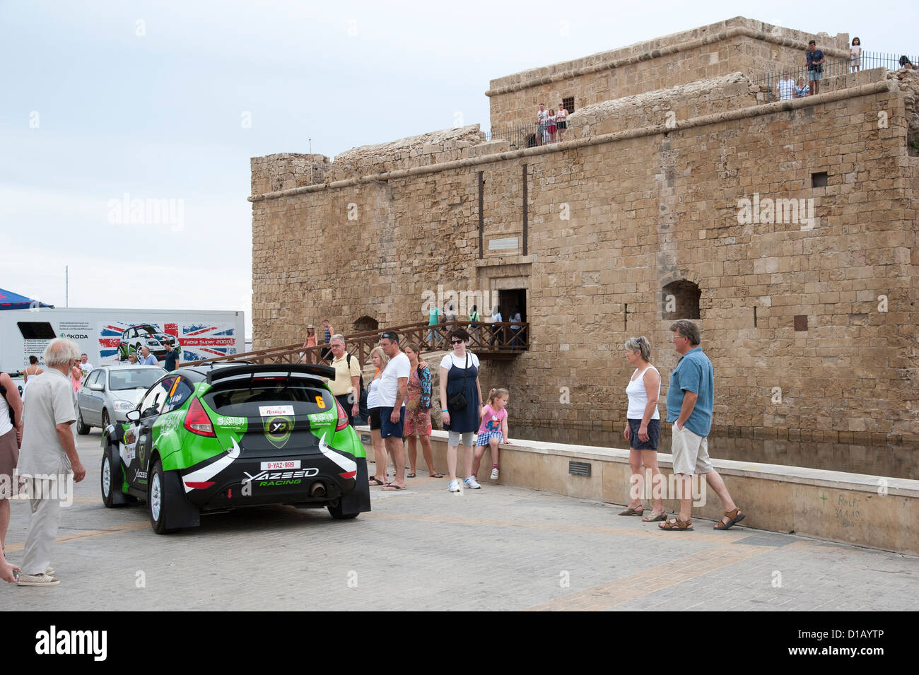 Rally Cipro 2012 Yazeed Racing Ford Fiesta RRC passando il fortilizio medievale nel porto di Paphos Cipro Foto Stock