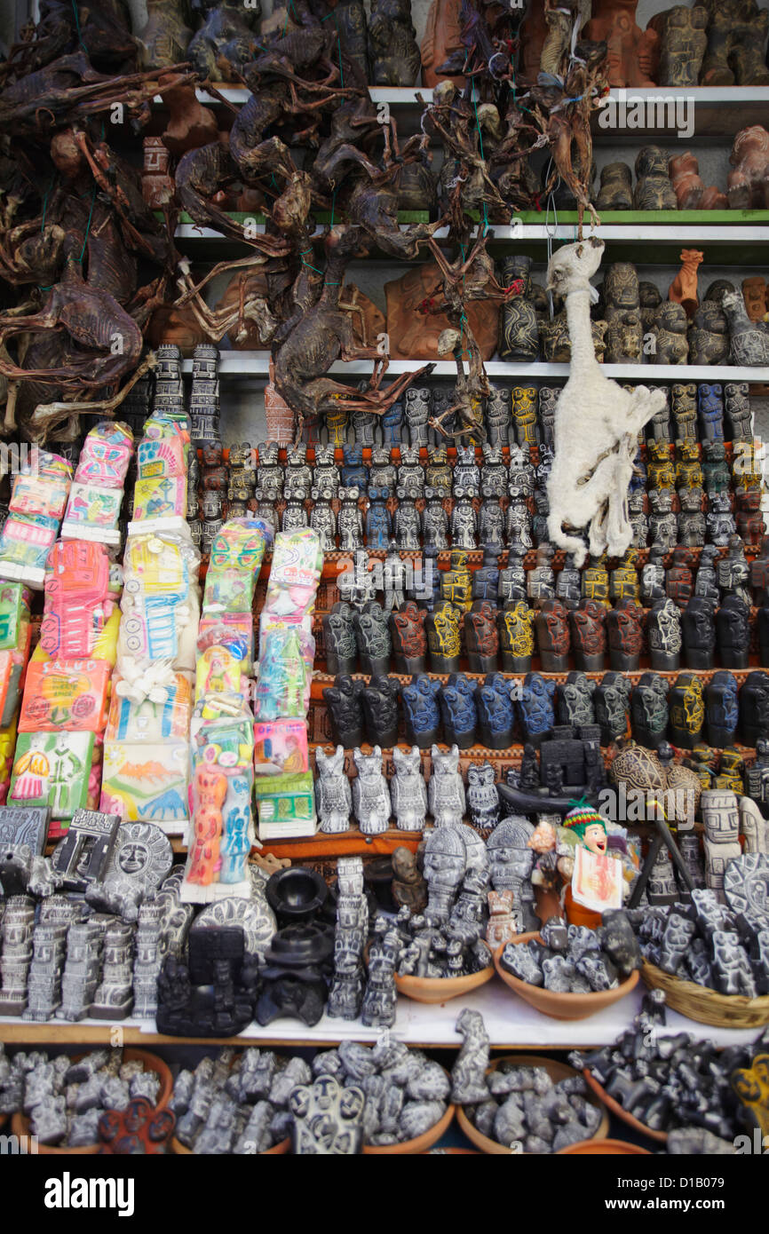 Pasticceria colorati, essiccato llama feti e negozio di souvenir in streghe" Mercato, La Paz, Bolivia Foto Stock