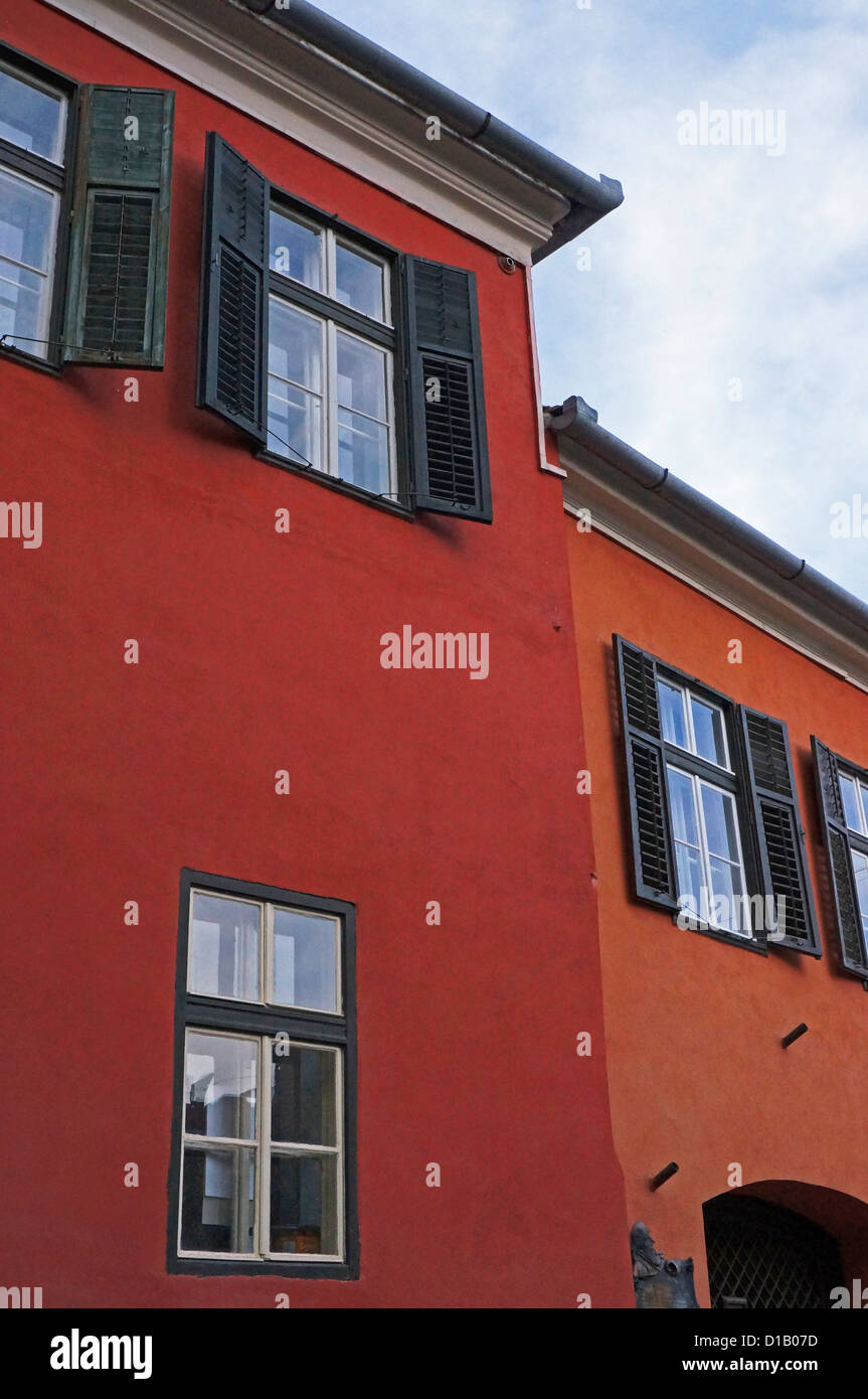 Residenziale e gli edifici colorati nella città di Sibiu in Romania Foto Stock