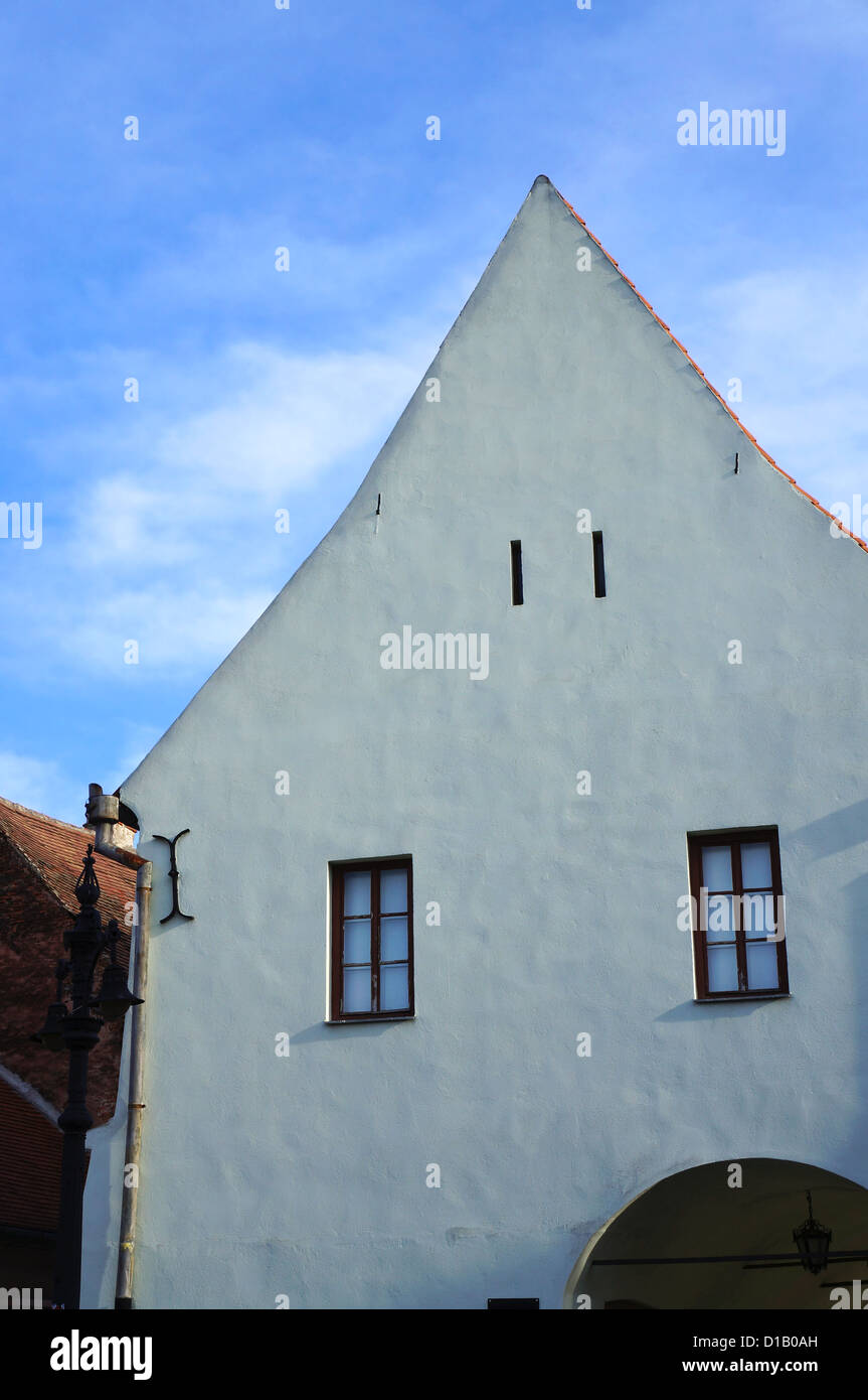 La facciata bianca della Emil Sigerus Museo di Etnografia sassone e arte popolare di Sibiu in Romania Foto Stock