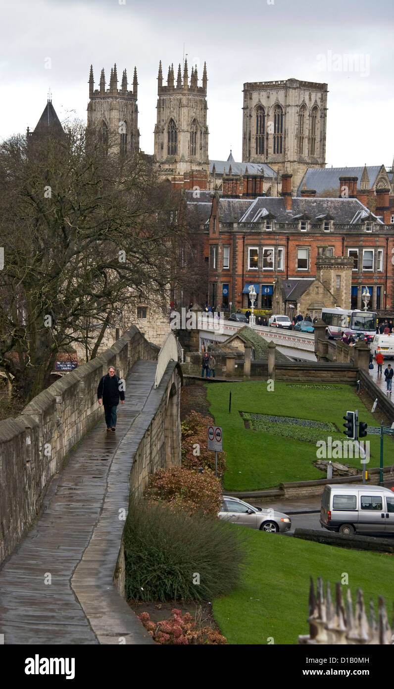 Città di York pareti e Minster Foto Stock