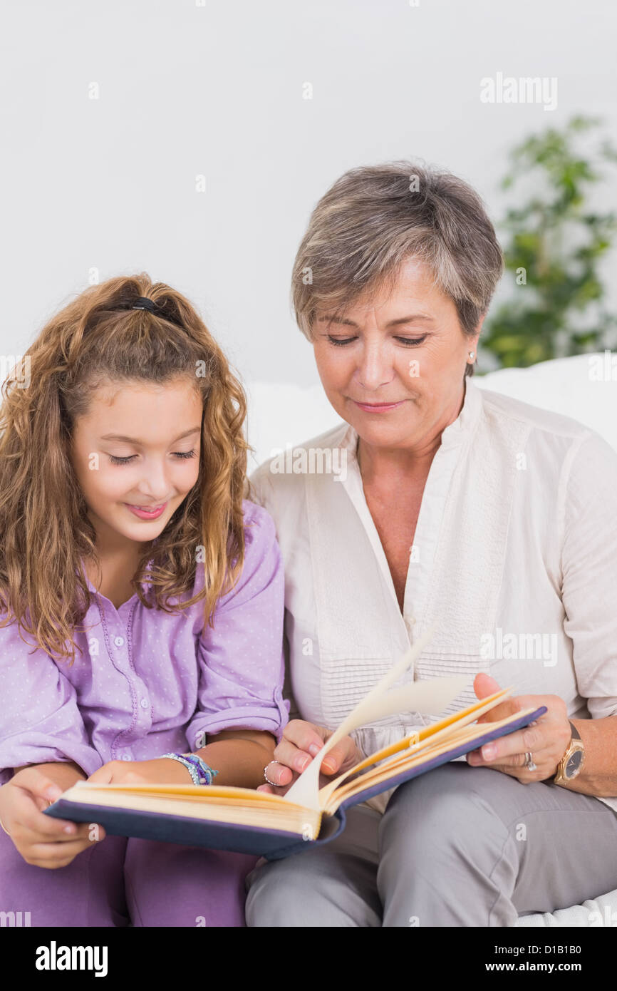 Bambina e la nonna la lettura di un libro Foto Stock