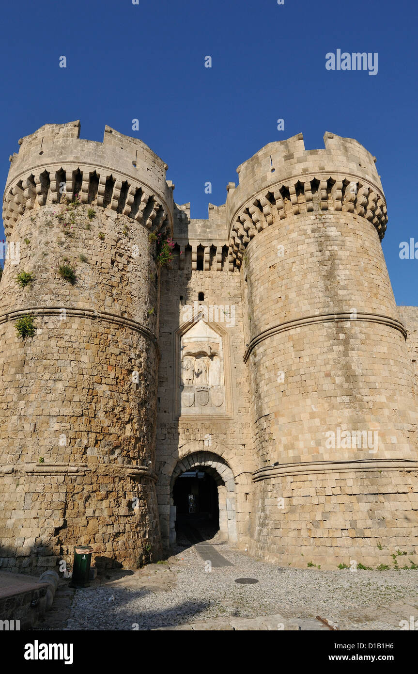 Rodi. Isole Dodecanesi. La Grecia. Marine porta nelle mura della città vecchia, la Città Vecchia, la città di Rodi. Foto Stock