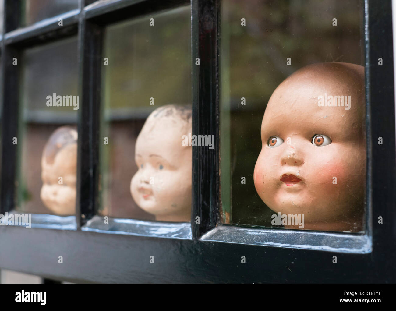 Vecchia bambola capi sul display nel negozio di antiquariato di Nimega nei Paesi Bassi Foto Stock
