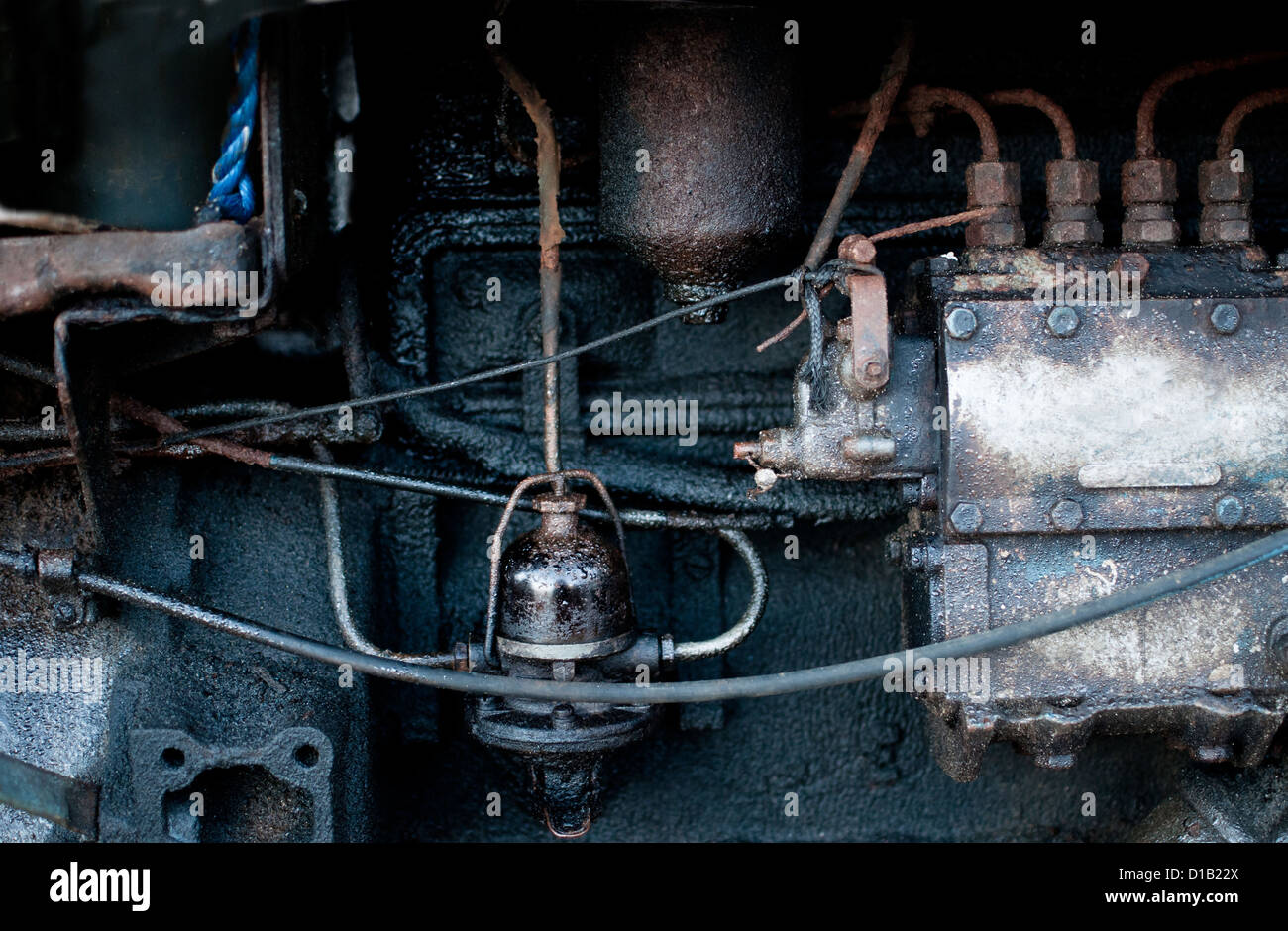 Dettaglio del motore di un vecchio trattore mostra untuosa parti del motore. Foto Stock