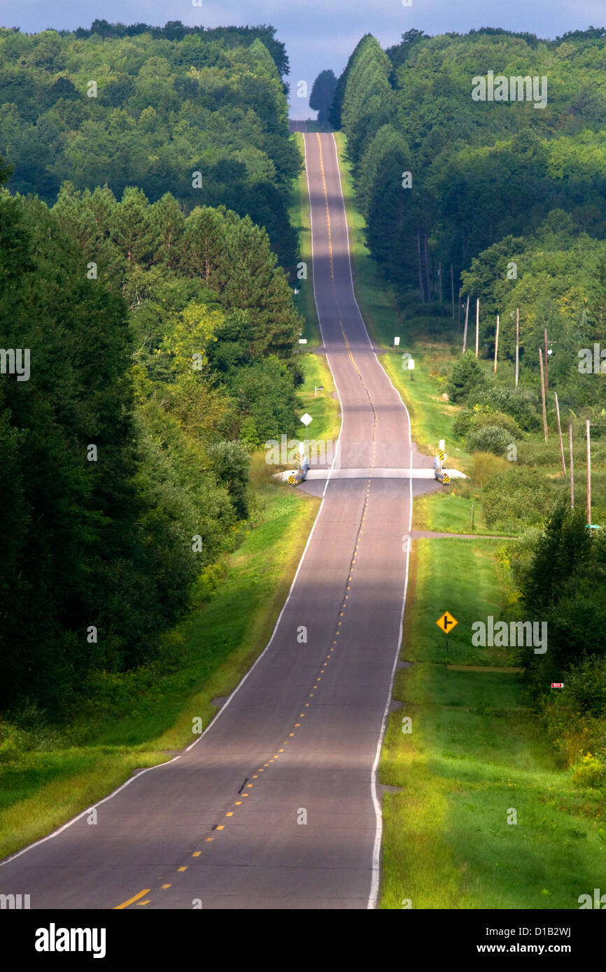 Strada 'D' nella Contea di Taylor, a nord di Medford, Wisconsin, Stati Uniti d'America. Foto Stock