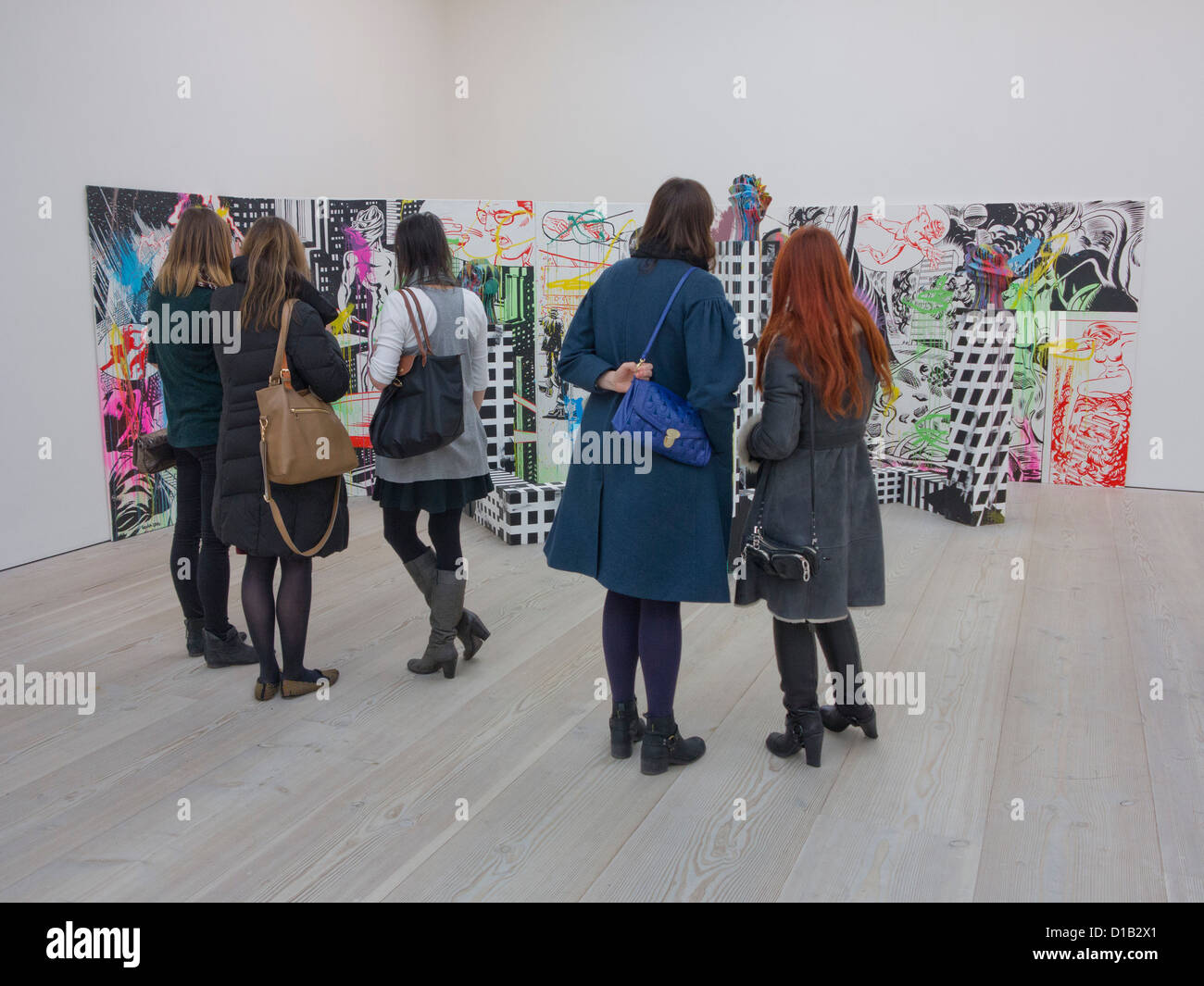 I visitatori della nuova arte da Russia e Cina mostra alla Saatchi Gallery di Londra, Regno Unito Foto Stock