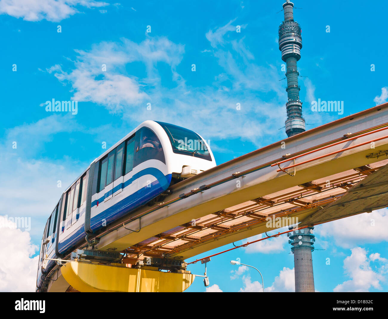 Paesaggio con la torre della televisione e il treno monorotaia Foto Stock