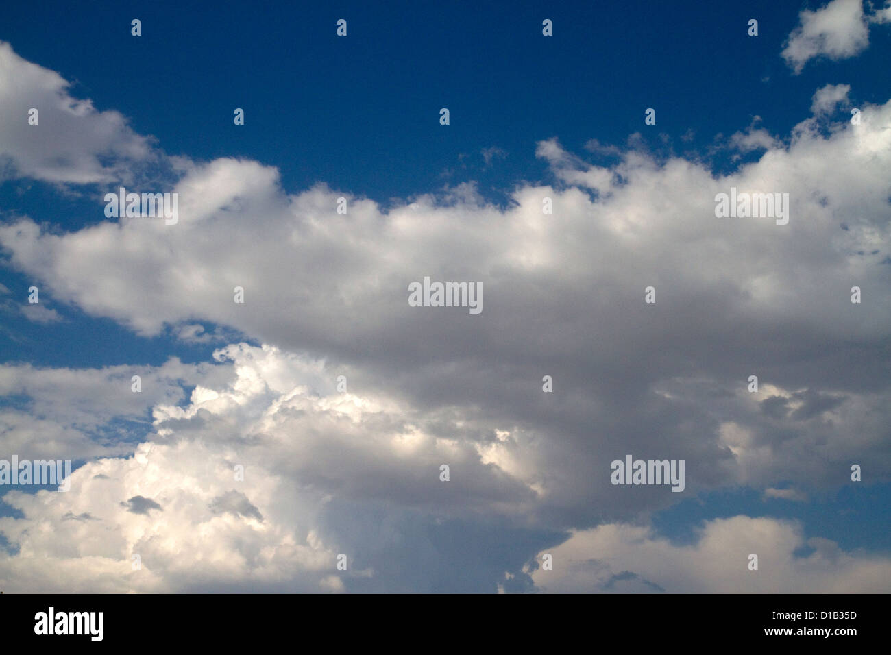 Nuvole temporalesche forma nel cielo. Foto Stock