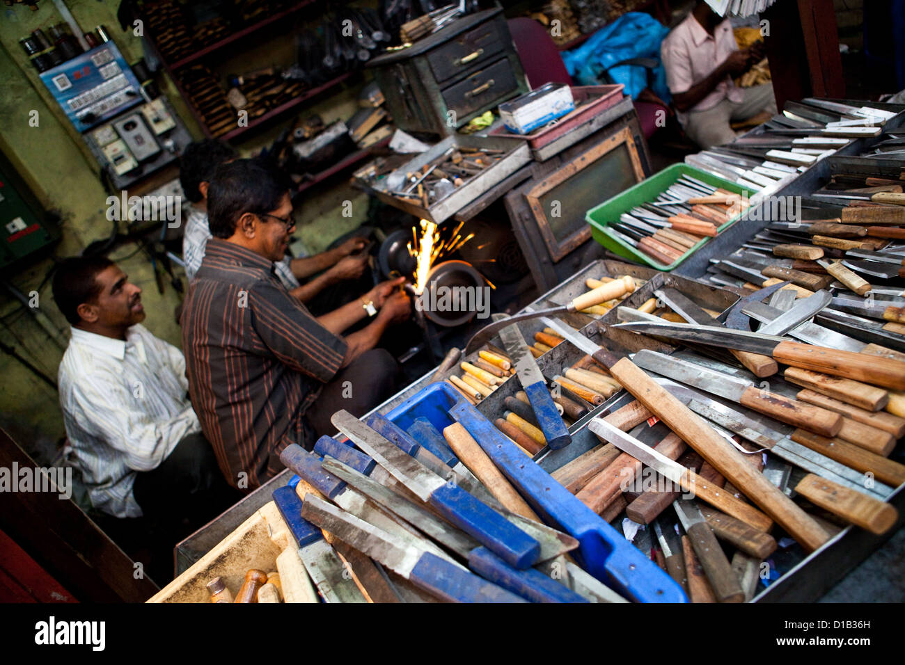 Gli uomini gli strumenti di vendita nel mercato di Mysore Foto Stock