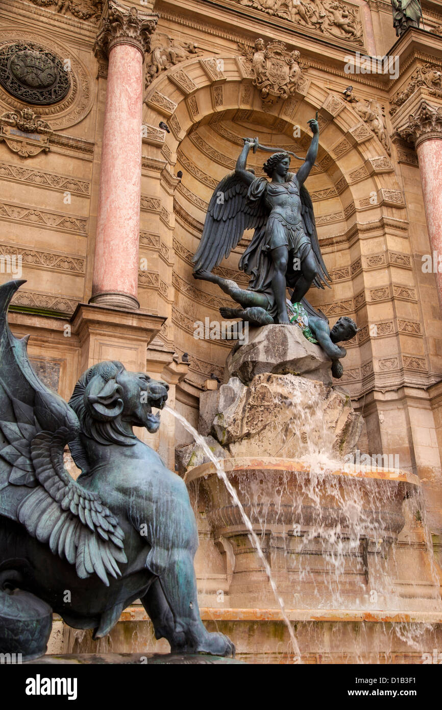 Fontaine Saint Michel, costruita da Gabriel Davioud (1860) nel quartiere latino vicino al fiume Senna, Parigi Francia Foto Stock