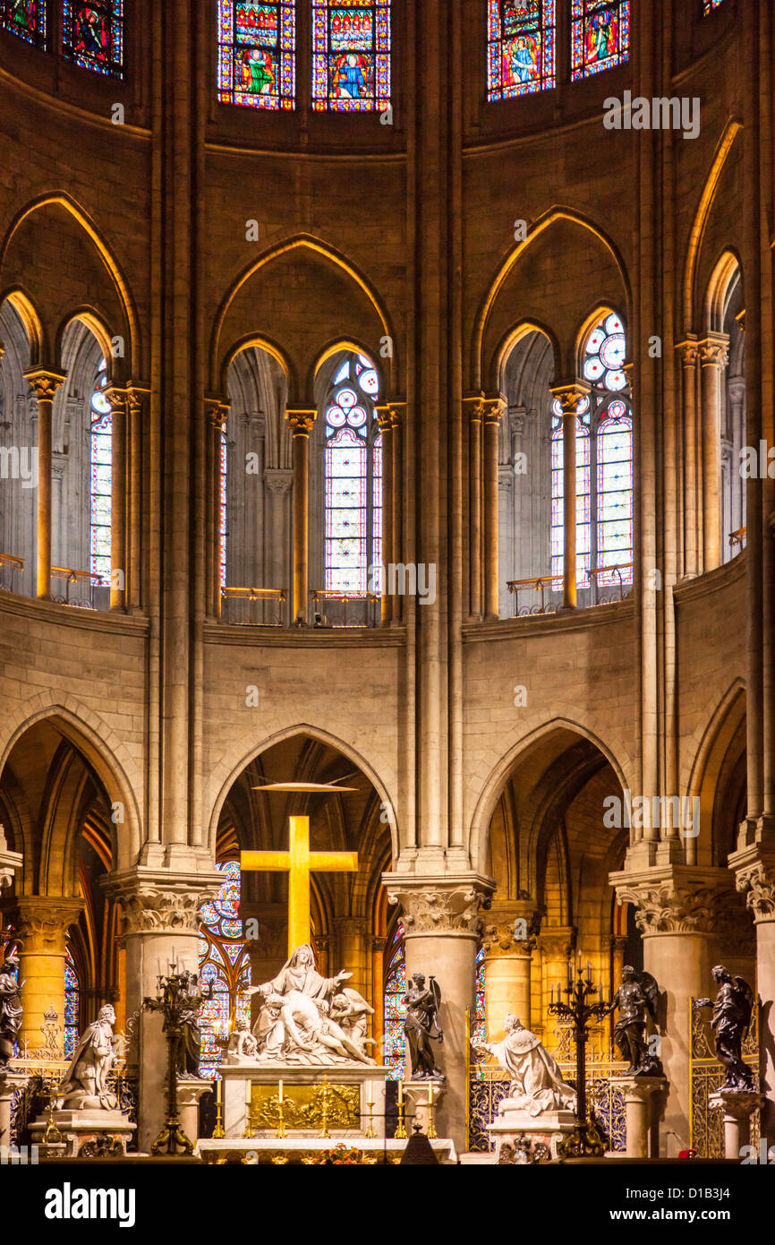 Interno della cattedrale di Notre Dame, coppie Francia Foto Stock